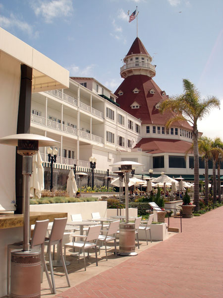martine_hotel del coronado x poolside